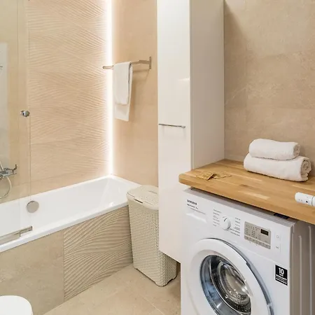 Apartment Old Town - Bus&tram Stops Nearby, Balcony - By Rentujemy *