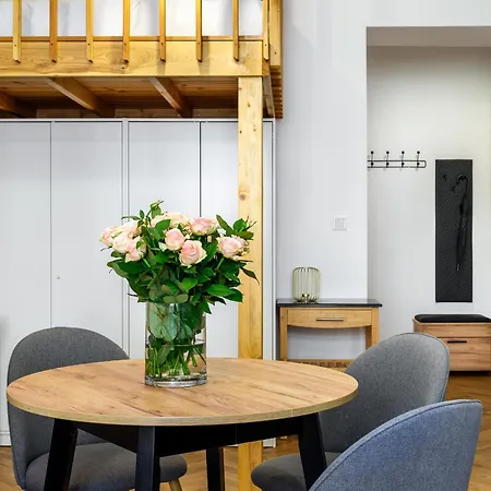 Tyzenhauz Siemiradzkiego Street Apartment *