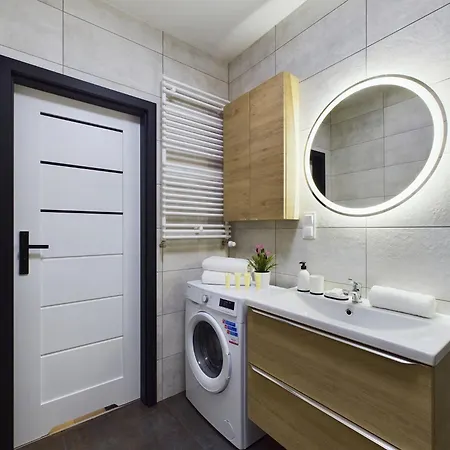 Exceptional With Parking By Renters Appartamento