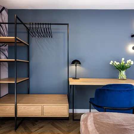 Tyzenhauz Siemiradzkiego Street Apartment *