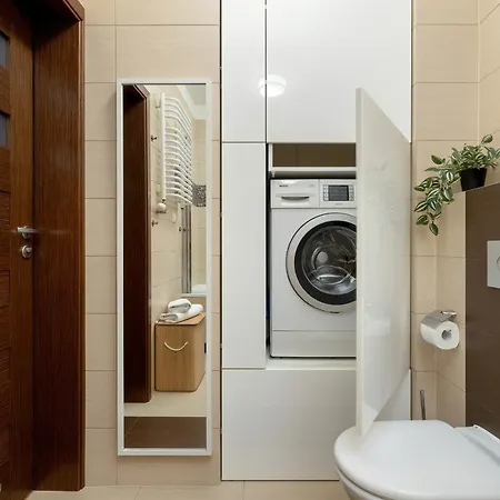 Przytulny Apartament Z Parkingiem I Biurkiem Przy Kazimierzu W Krakowie By Renters Krakow