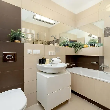 Apartment Przytulny Apartament Z Parkingiem I Biurkiem Przy Kazimierzu W Krakowie By Renters *