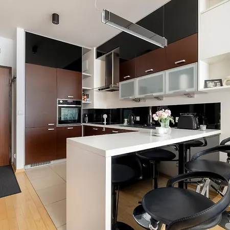 Apartment Przytulny Apartament Z Parkingiem I Biurkiem Przy Kazimierzu W Krakowie By Renters *