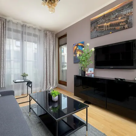 Apartment Przytulny Apartament Z Parkingiem I Biurkiem Przy Kazimierzu W Krakowie By Renters
