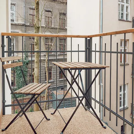 Tyzenhauz Siemiradzkiego Street Apartment
