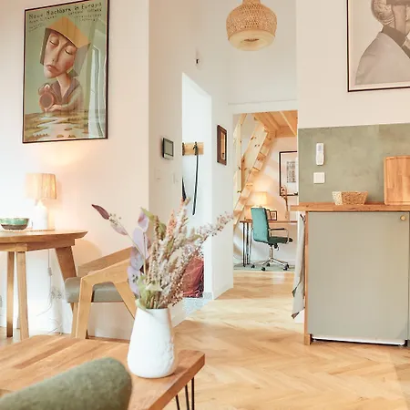 Tyzenhauz Siemiradzkiego Street Apartment
