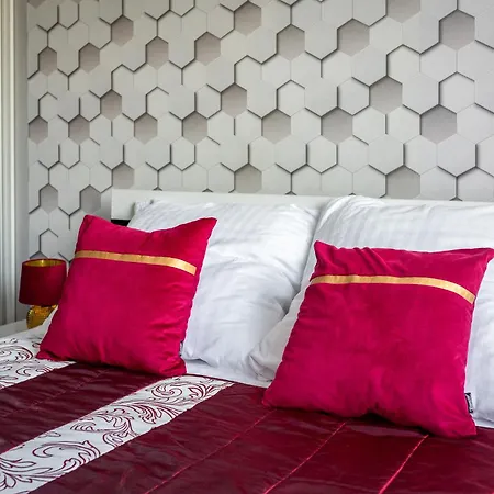 Cozy Red Rose Apartment, 2 Down Town Apartment *