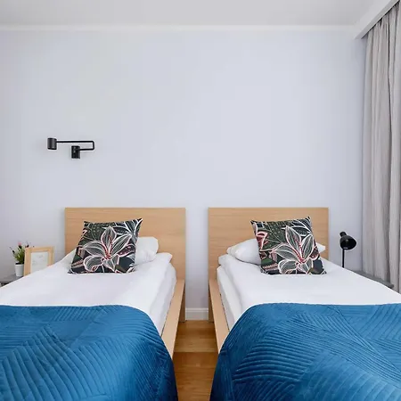 Przytulny I Przestronny W Krakowie Z Parkingiem Biurkiem I 2 Balkonami By Renters Apartment