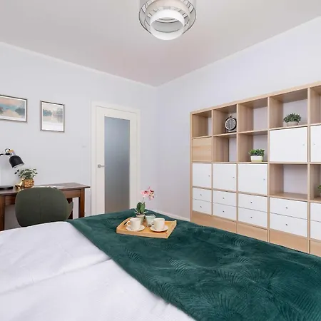 Przytulny I Przestronny W Krakowie Z Parkingiem Biurkiem I 2 Balkonami By Renters Apartment Krakow