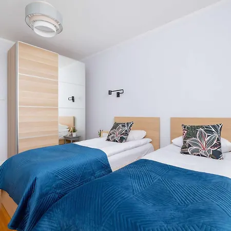 Przytulny I Przestronny W Krakowie Z Parkingiem Biurkiem I 2 Balkonami By Renters Apartment *