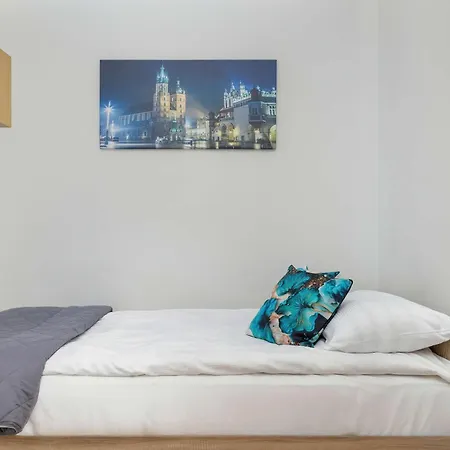 Grzegorzecka Family With Balcony & Parking Cracow By Renters Apartment *