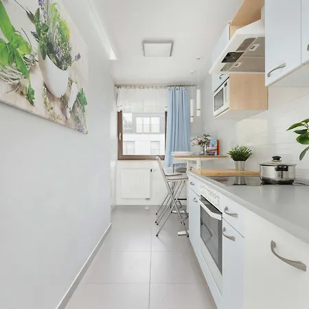 Grzegorzecka Family With Balcony & Parking Cracow By Renters Apartment