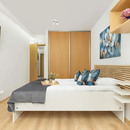 Grzegorzecka Family With Balcony & Parking Cracow By Renters Apartment