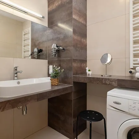 Grzegorzecka Family With Balcony & Parking Cracow By Renters Apartment