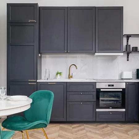 Elegant Family Near Center By Renters