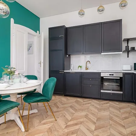 Elegant Family Near Center By Renters *