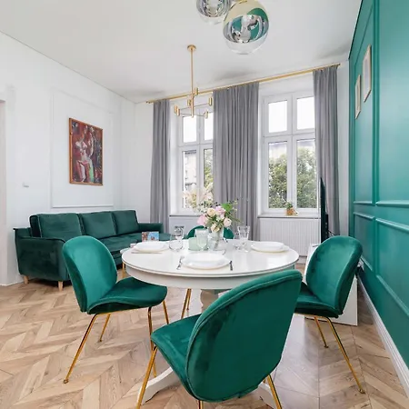 Elegant Family Near Center By Renters *