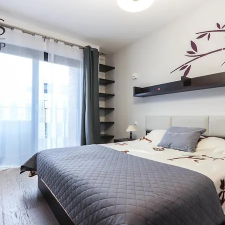 Beautiful In The Center, Angel Apartment