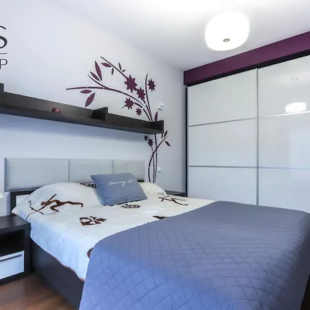 Beautiful In The Center, Angel Apartment