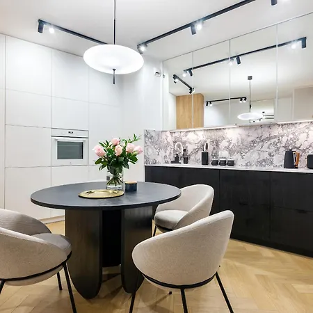 Luxury Two-bedroom With Terrace By Tyzenhauz Apartment *