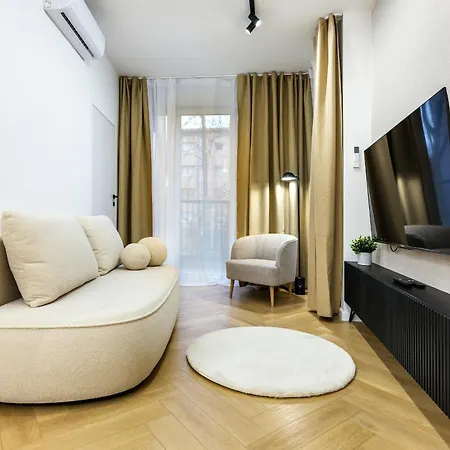 Luxury Two-bedroom With Terrace By Tyzenhauz Apartment