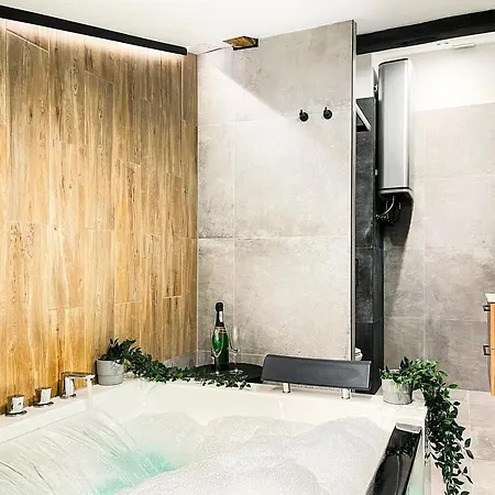 Premium Jacuzzi, Old Town Cracow Apartment *