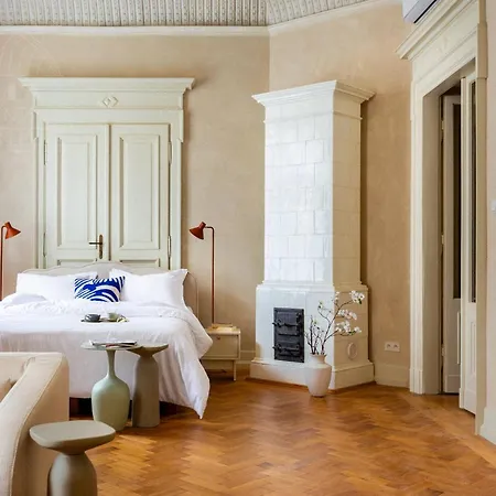 Le Jardin - Classy, Elegant In The Center