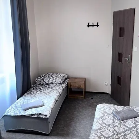 Fivehostel Hostel *