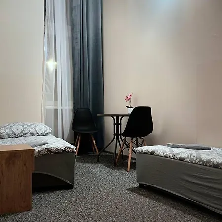 Fivehostel *