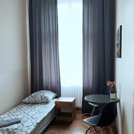 Fivehostel *