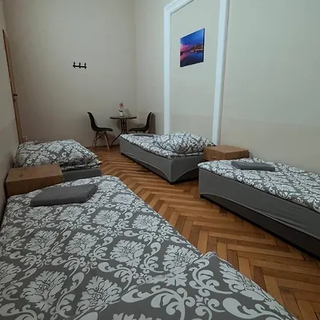 Fivehostel Hostel *
