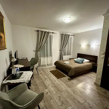 Dworek Złoty Róg I Restauracja 3*