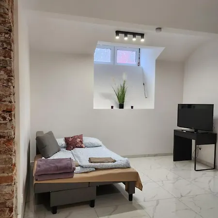 23 - Ghetto Heroes Square Apartment *