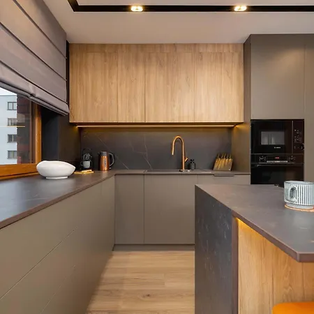 Exclusive With Parking By Renters Prestige Apartment *