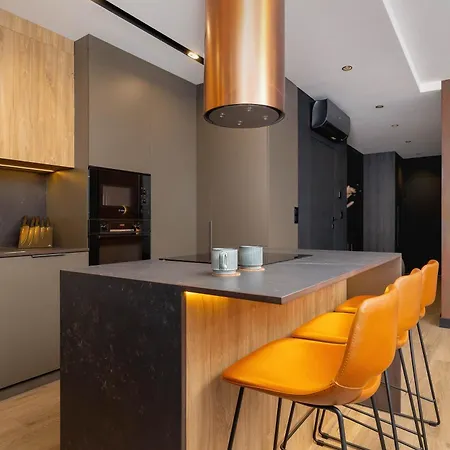 Exclusive With Parking By Renters Prestige Apartment *