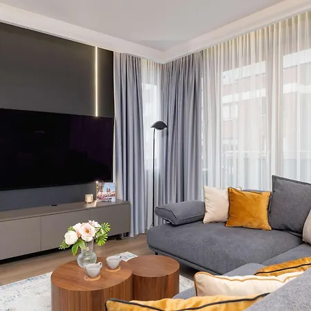 Exclusive With Parking By Renters Prestige Apartment *