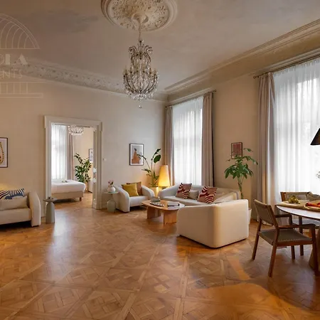 Le Jardin - Classy, Elegant In The Center Apartment