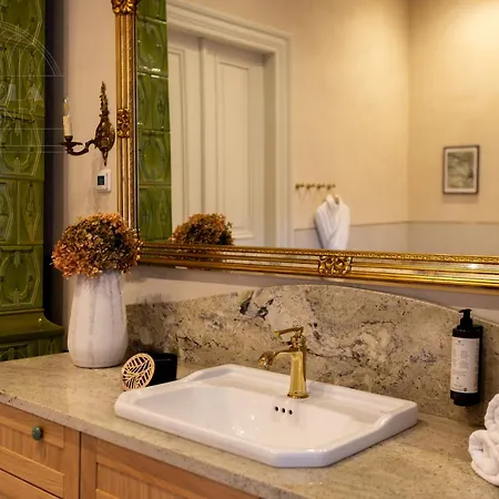 Le Jardin - Classy, Elegant In The Center