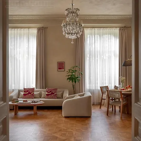 Le Jardin - Classy, Elegant In The Center Apartment *