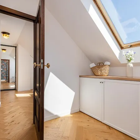 Luxury In A Truly Perfect Location Apartment