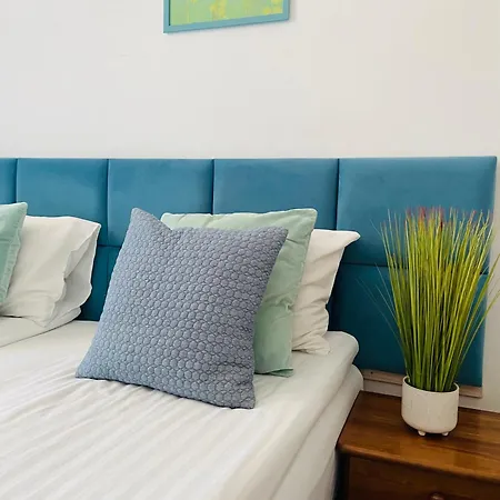 Apartament & *