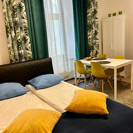 Vintage Senacka Apartment *