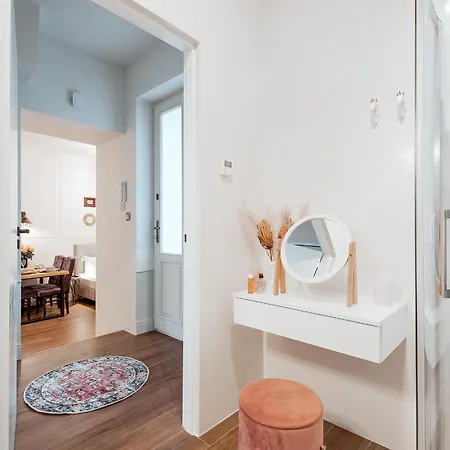 Cozy In Old Town Apartment *