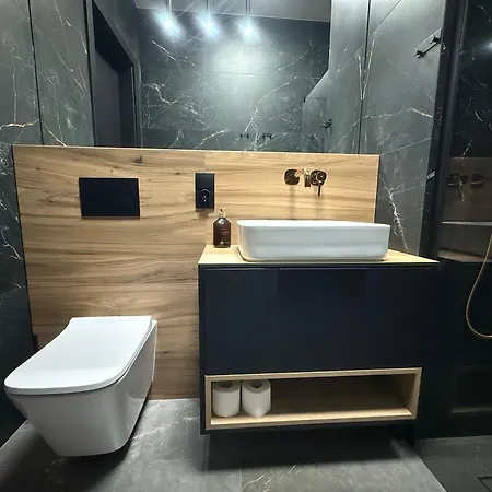 Deluxe Industrial Free Parking, Swimming Pool, Sauna & Gym *