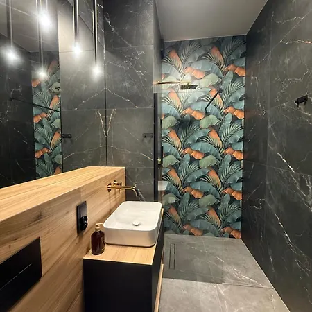 Deluxe Industrial Free Parking, Swimming Pool, Sauna & Gym * Krakow