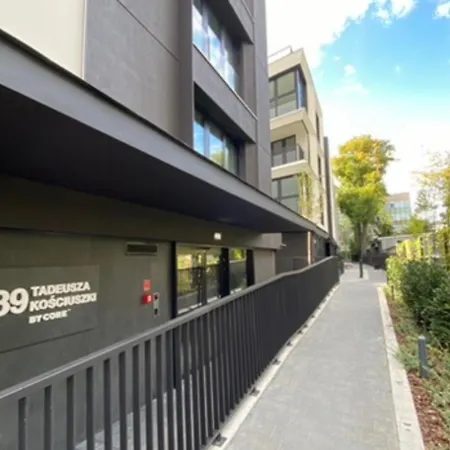 Deluxe Industrial Free Parking, Swimming Pool, Sauna & Gym Apartment