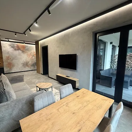Deluxe Industrial Free Parking, Swimming Pool, Sauna & Gym Apartment *