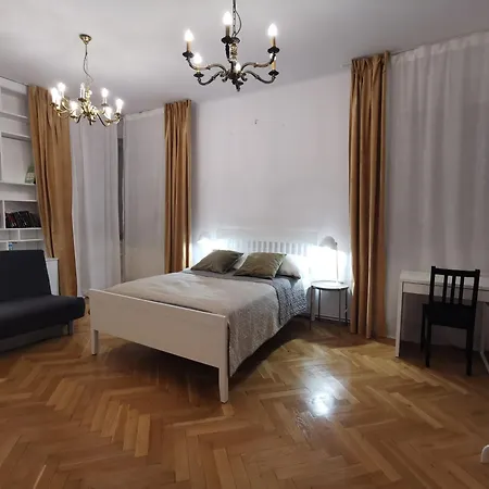 Apartment Cozy Spacious With Balcony