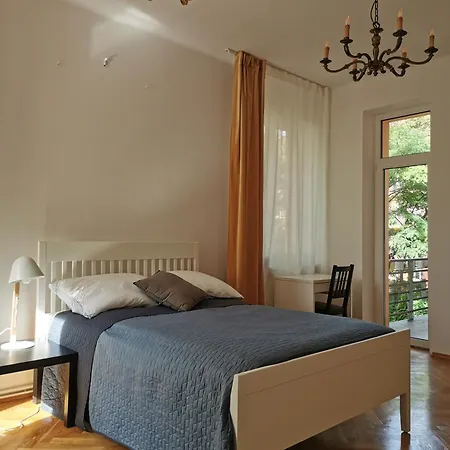 Apartment Cozy Spacious With Balcony