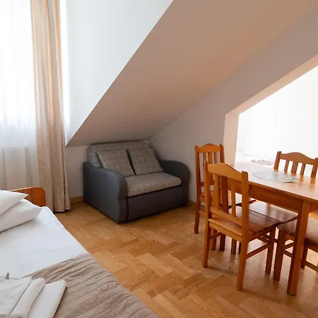 Goscinne Dom Sw. Szymona Homestay *